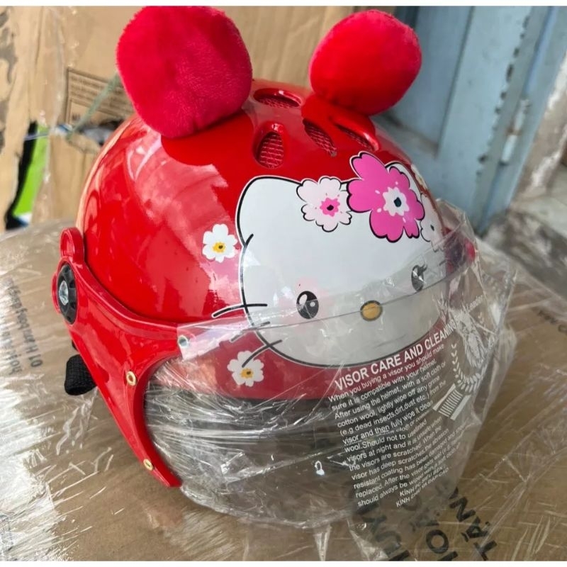 《 HCM 》Mũ / Nón bảo hiểm có kính , Mũ Hello Kitty - đôrêmon có lỗ thông hơi cho bé
