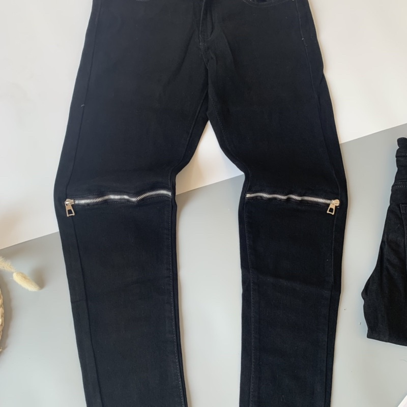 Quần jean nam đen trơn rách gối chất bò đẹp co giãn cao cấp ROMAN QJ