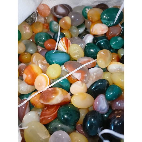 1 viên đá cuội mài bóng hoặc 10 gram vụn thô tự nhiên