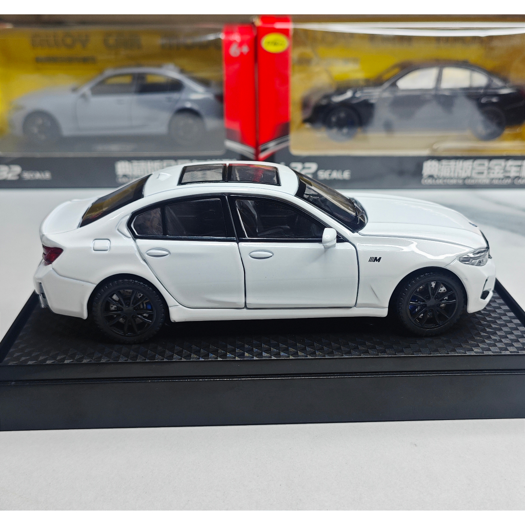 Mô hình xe ô tô BMW 320i tỉ lệ 1:32 hãng Urban có 3 màu full kính, đánh lái