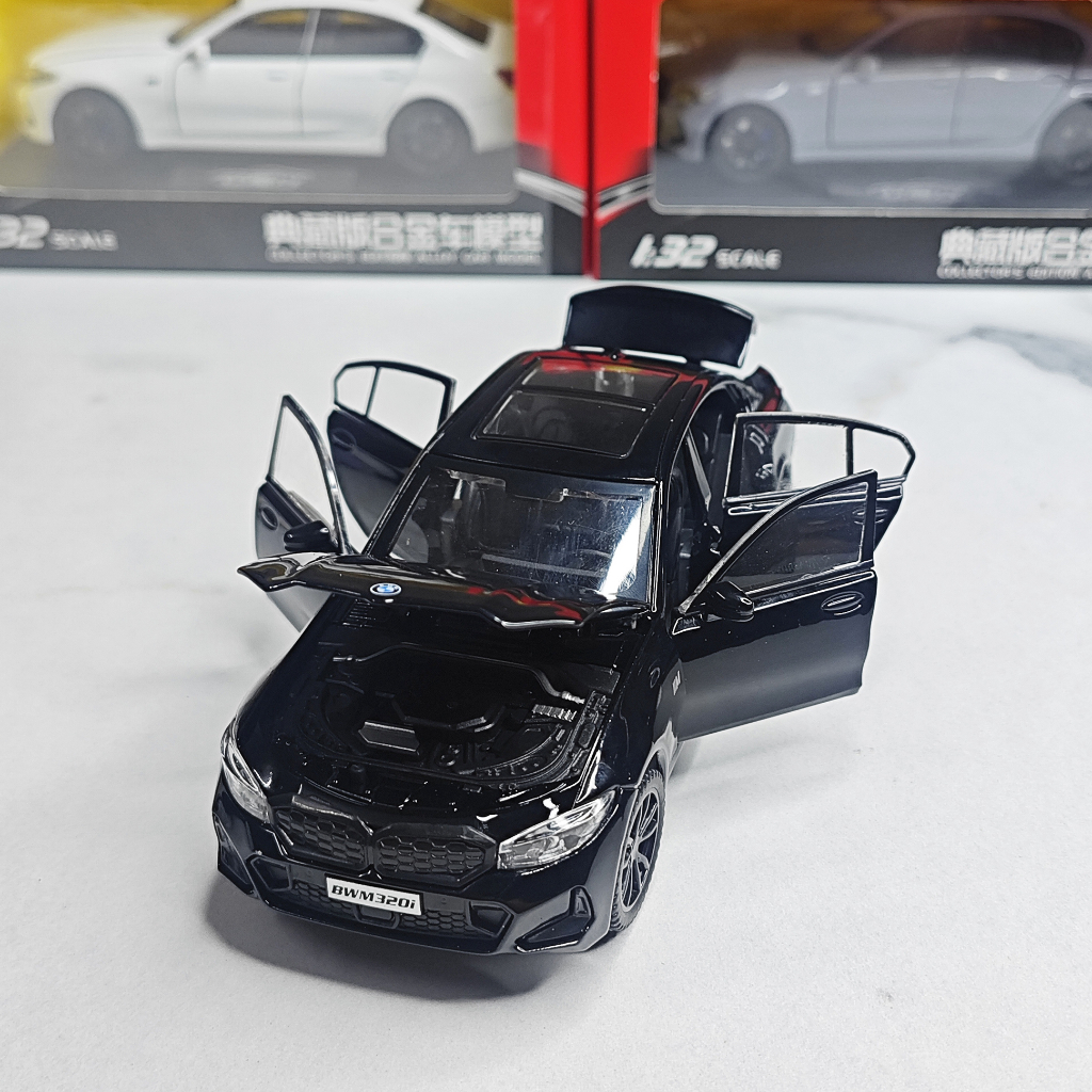 Mô hình xe ô tô BMW 320i tỉ lệ 1:32 hãng Urban có 3 màu full kính, đánh lái