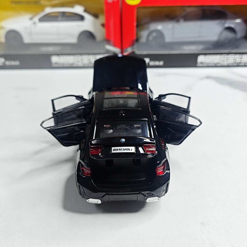 Mô hình xe ô tô BMW 320i tỉ lệ 1:32 hãng Urban có 3 màu full kính, đánh lái