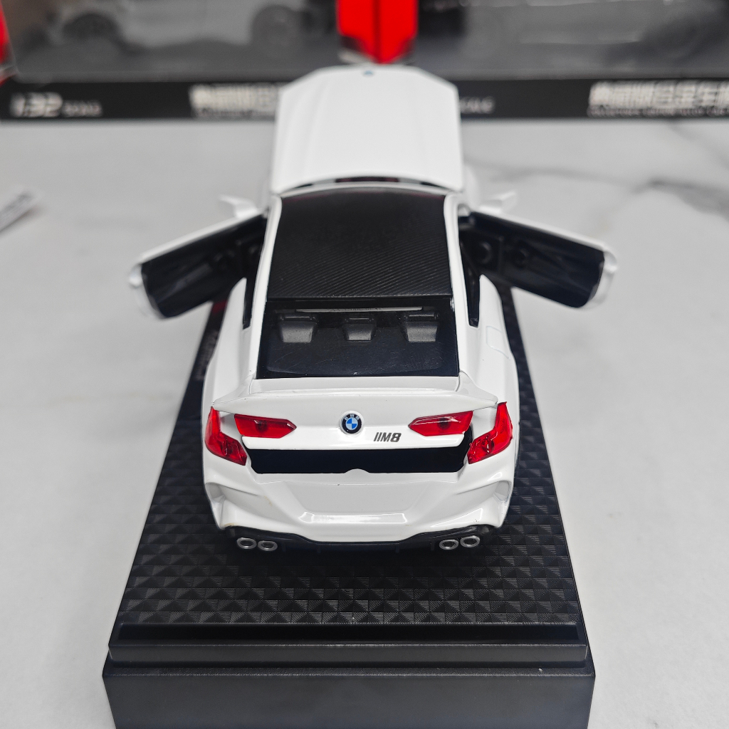 Mô hình xe ô tô BMW M8 tỉ lệ 1:32 hãng Urban có 3 màu full đế hộp mica