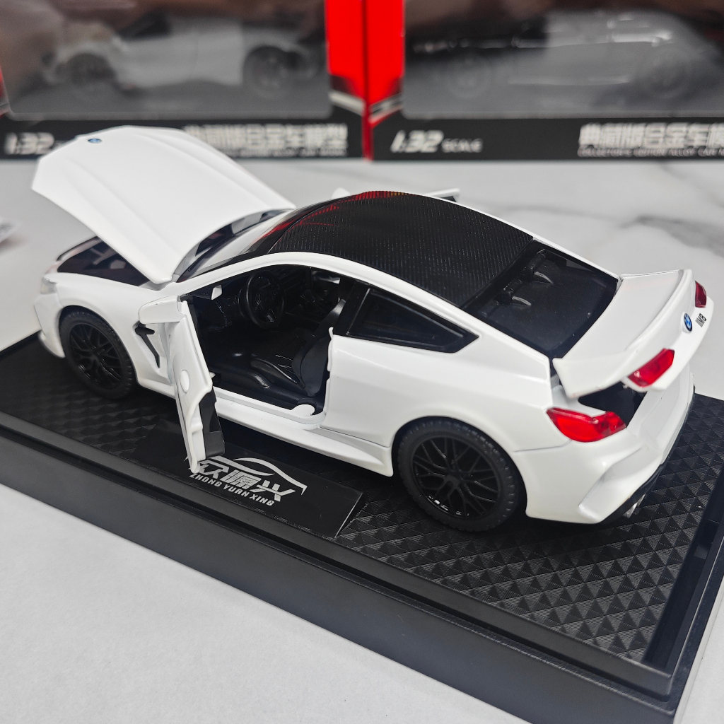 Mô hình xe ô tô BMW M8 tỉ lệ 1:32 hãng Urban có 3 màu full đế hộp mica