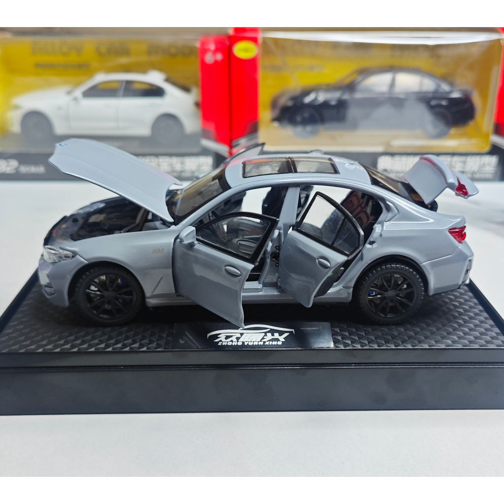 Mô hình xe ô tô BMW 320i tỉ lệ 1:32 hãng Urban có 3 màu full kính, đánh lái