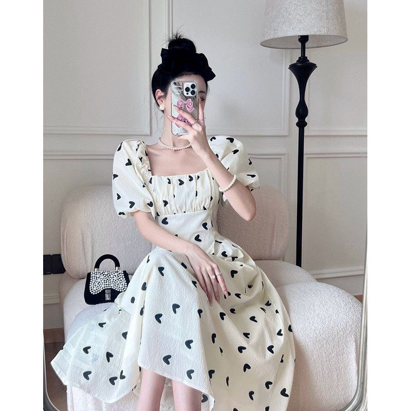 Đầm hở lưng nơ đen váy trắng tim