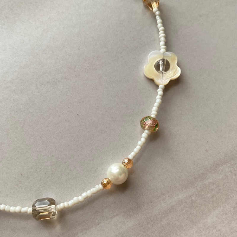 Vòng cổ xâu hạt HOA TRÀ ĐƠN tone nâu nhạt  - VUONQUOA