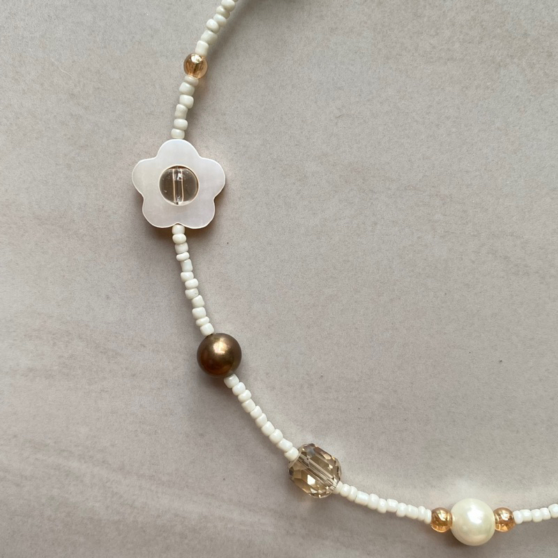 Vòng cổ xâu hạt HOA TRÀ ĐƠN tone nâu nhạt  - VUONQUOA