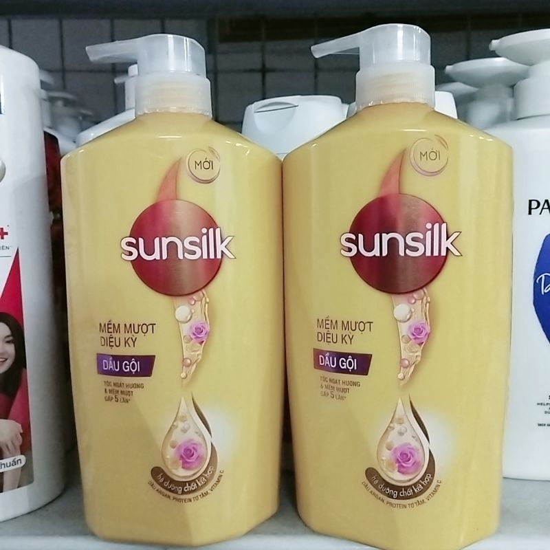 Dầu gội Sunsilk 900g dưỡng tóc và giúp lưu lại hương thơm tươi mát dễ chịu.
