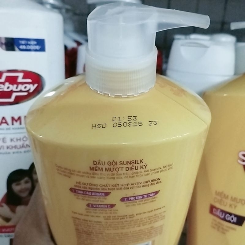 Dầu gội Sunsilk 900g dưỡng tóc và giúp lưu lại hương thơm tươi mát dễ chịu.