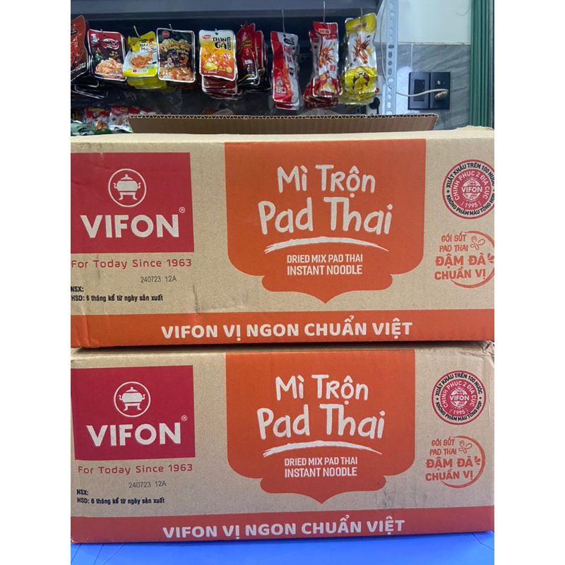 Mì trộn Pad Thái Vifon khay 90g-1 hộp mì xào trộn sốt thái chua cay ăn liền