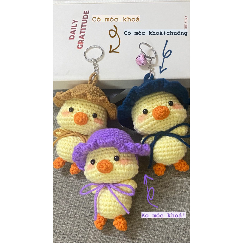 Móc khoá gà con má bánh bao đội nón/ mũ bèo cột dây nơ bằng len nhồi bông siêu dễ thương a