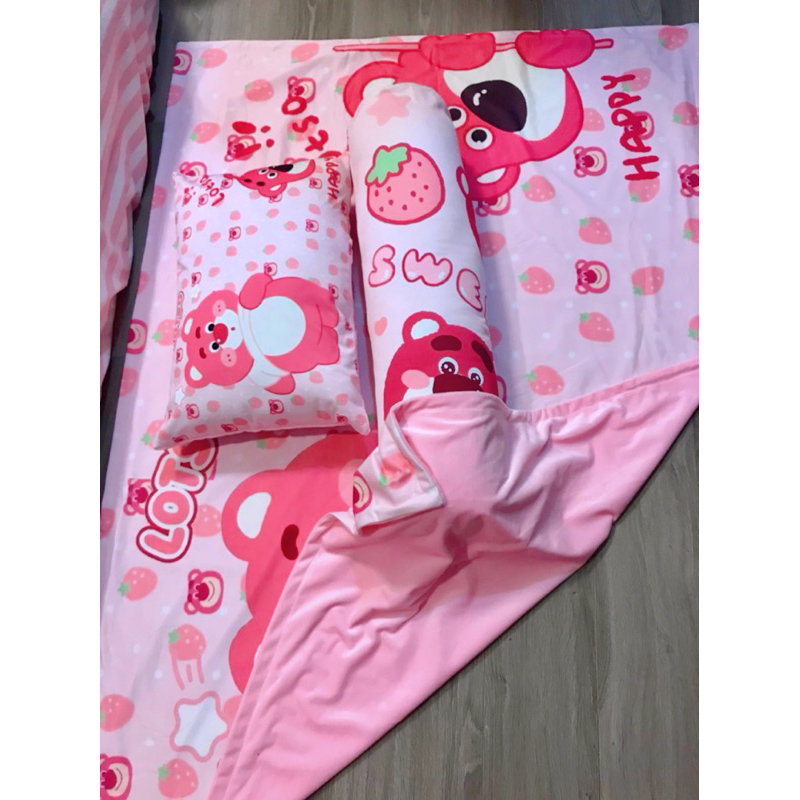 Combo gối nằm gối ôm và chăn Gấu Dâu Lotso cho bé mẫu giáo