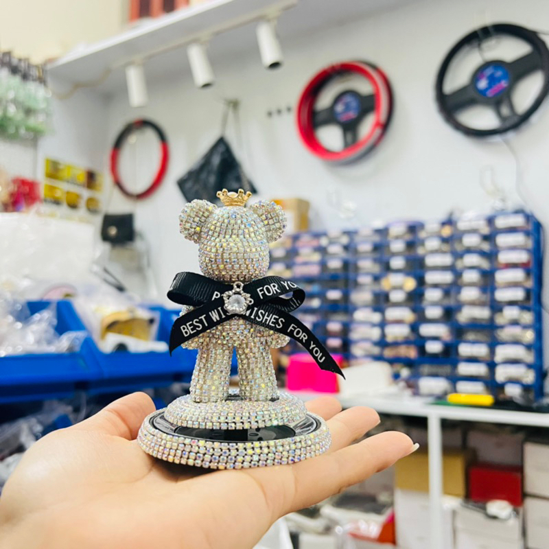 Set gấu sáp thơm đính đá cd đeo nơ trang trí taplo ô tô