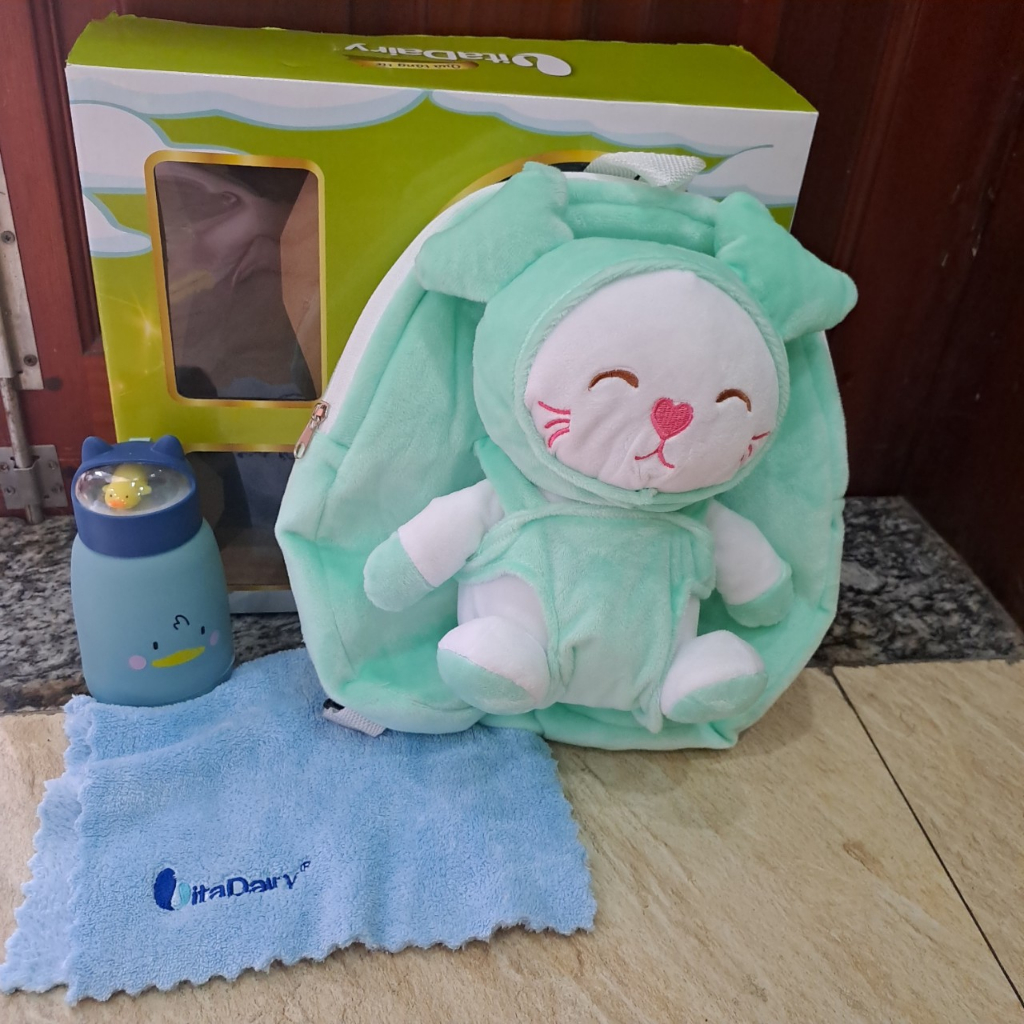 Bộ quà tặng 3 món gồm balo, bình nước và khăn mặt cho bé Vitadairy