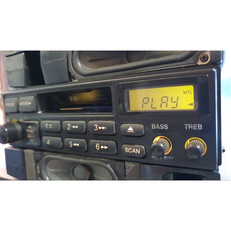 Máy phát nhạc ô tô liền Amply xe Hyundai. Tính năng Radio FM AM Tape.