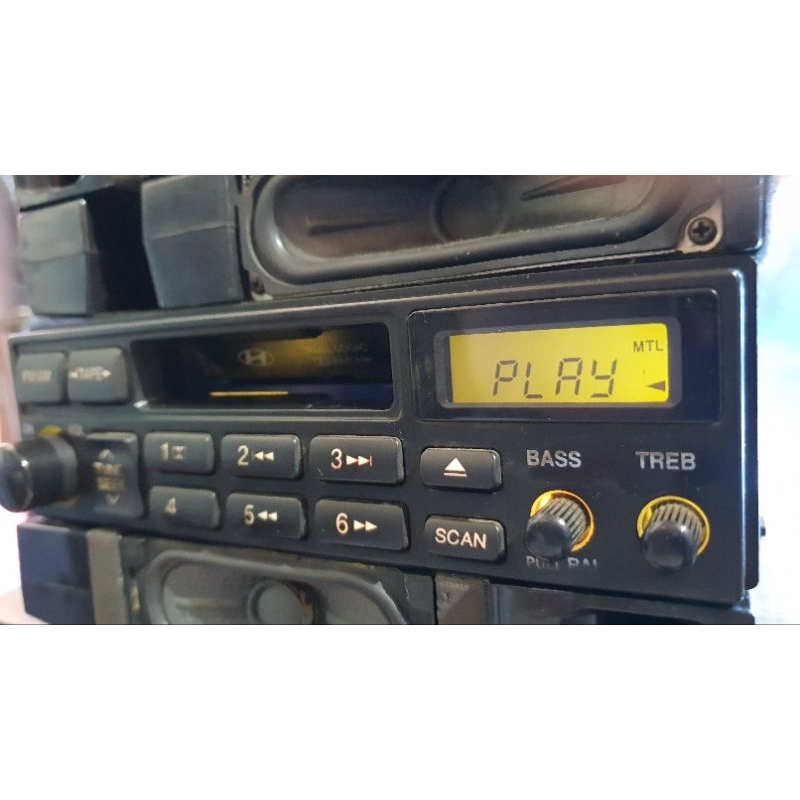 Máy phát nhạc ô tô liền Amply xe Hyundai. Tính năng Radio FM AM Tape.