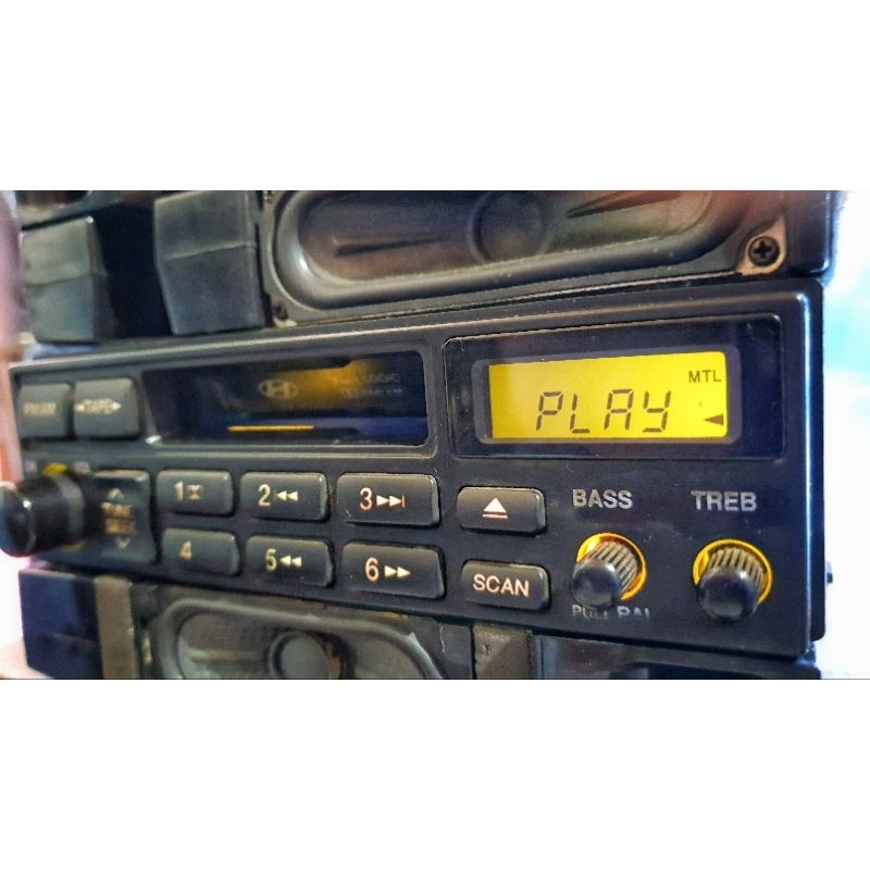 Máy phát nhạc ô tô liền Amply xe Hyundai. Tính năng Radio FM AM Tape.