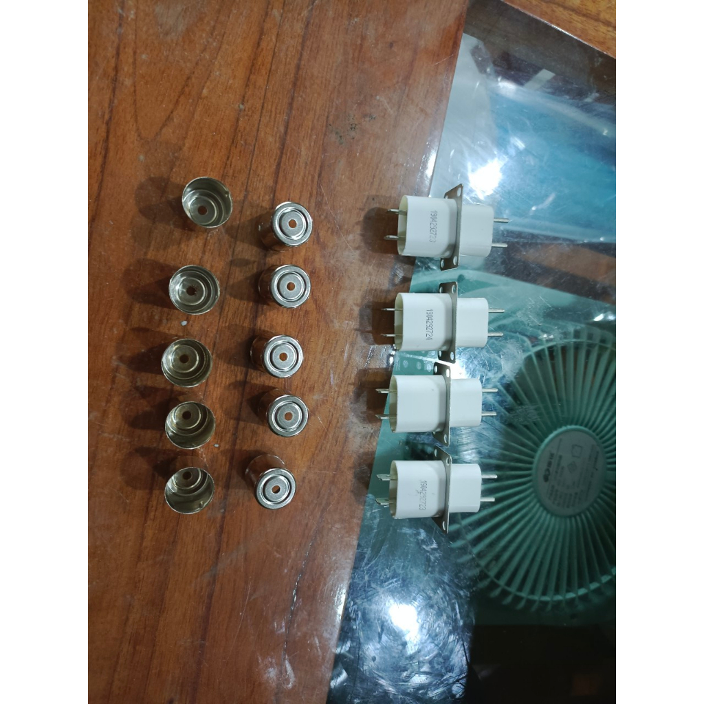 Chân cắm + nắp chụp đầu đèn lò vi sóng