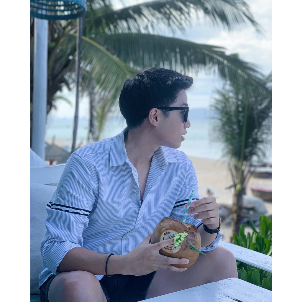 Áo sơ mi Oxford phối viền tay áo và hình thêu sau lưng trẻ trung - dễ mang hằng ngày