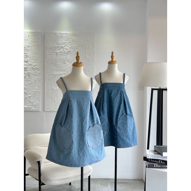 Đầm baybydoll jean thêu túi hoa