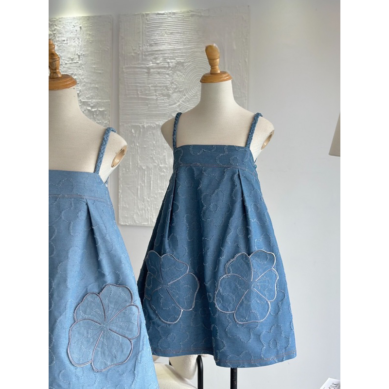 Đầm baybydoll jean thêu túi hoa
