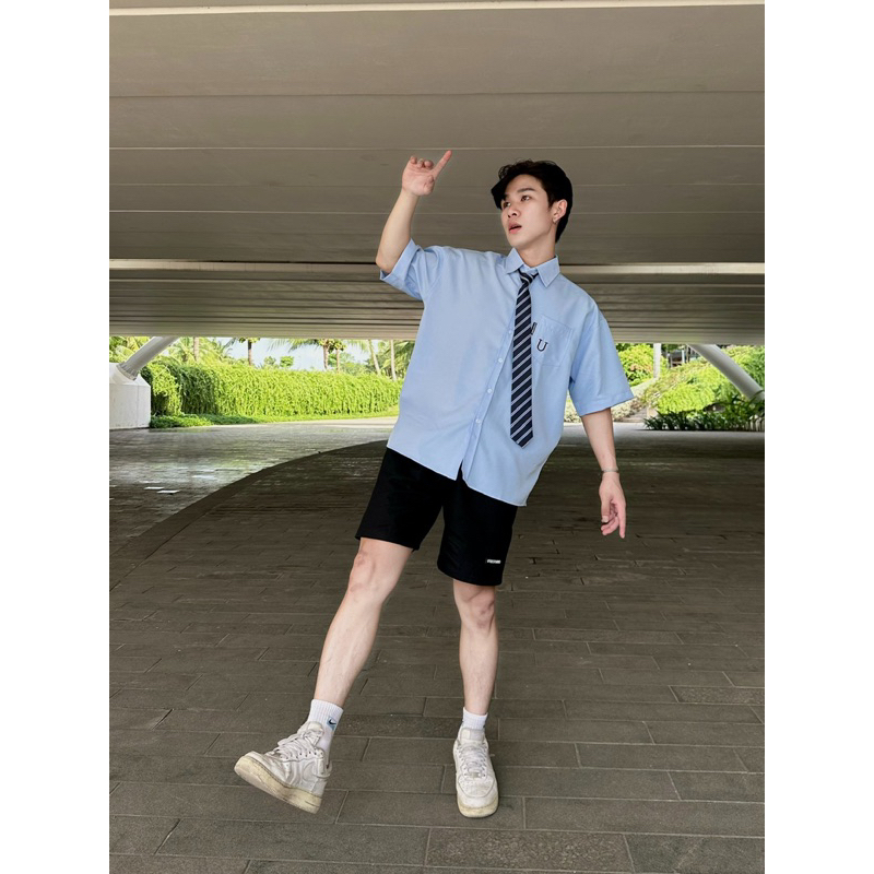 Áo Sơ Mi Tay Ngắn U Logo Thêu Cotton Lạnh Và Quần Short Kaki Form Rộng Unisex