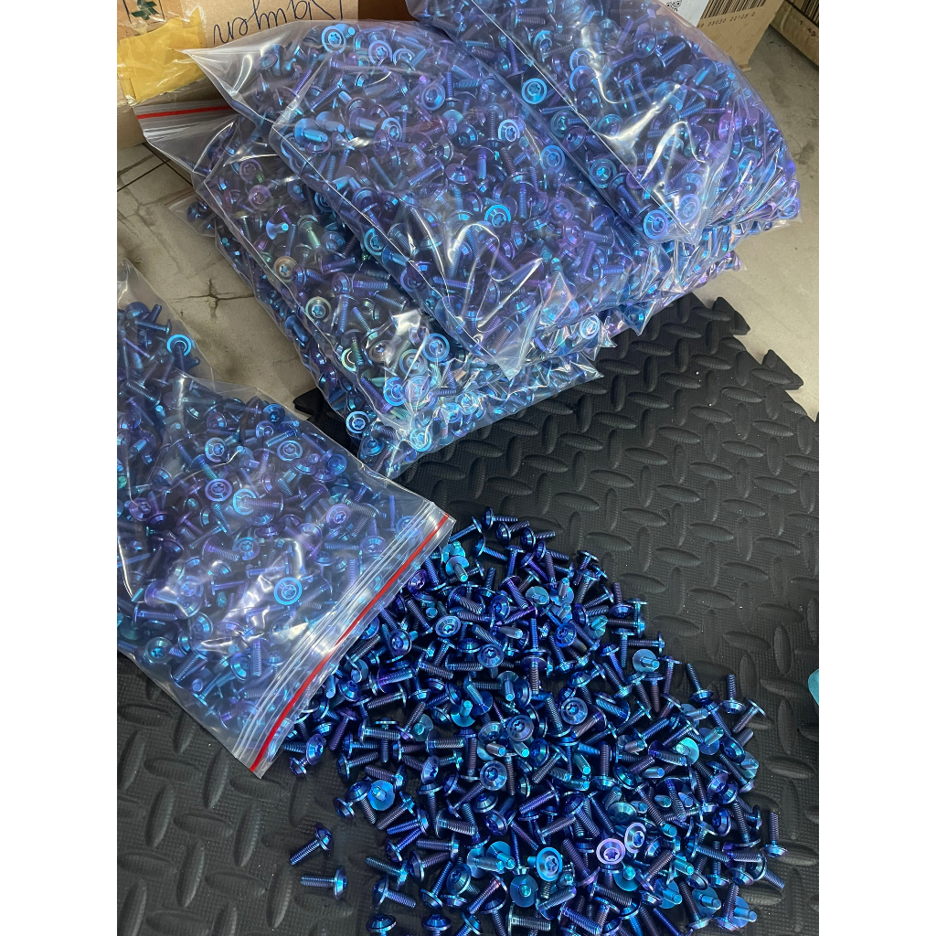 Ốc 6li15 6li20 titan sản phẩm bị mờ như hình bán rẻ