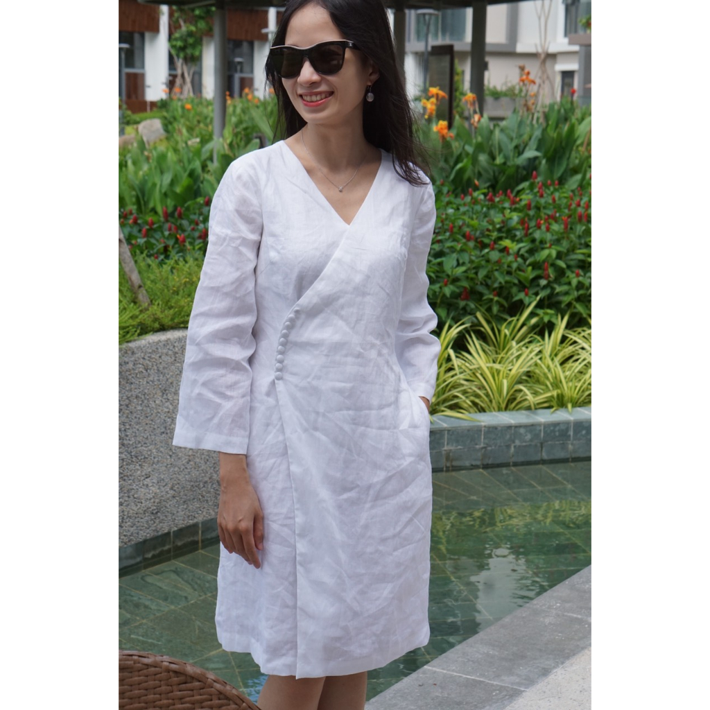 Đầm linen MaxMessi Premium Collection đắp chéo tay lỡ phối cúc ở eo