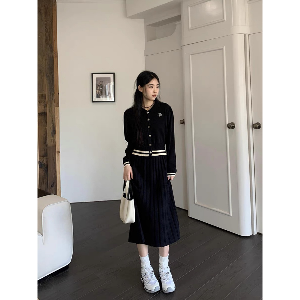 Set len mtg chân váy xếp li áo tay dài thêu chữ hàng QC