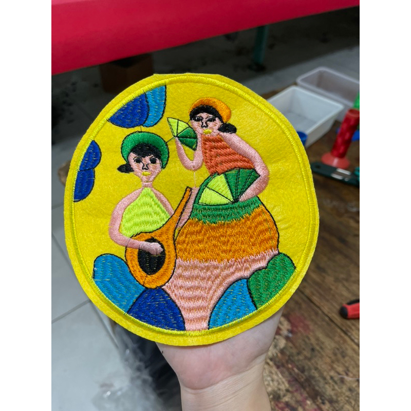 Patch vải ủi nhiệt hình thêu tròn 2 cô gái gắn áo dài áo cách tân cho bé