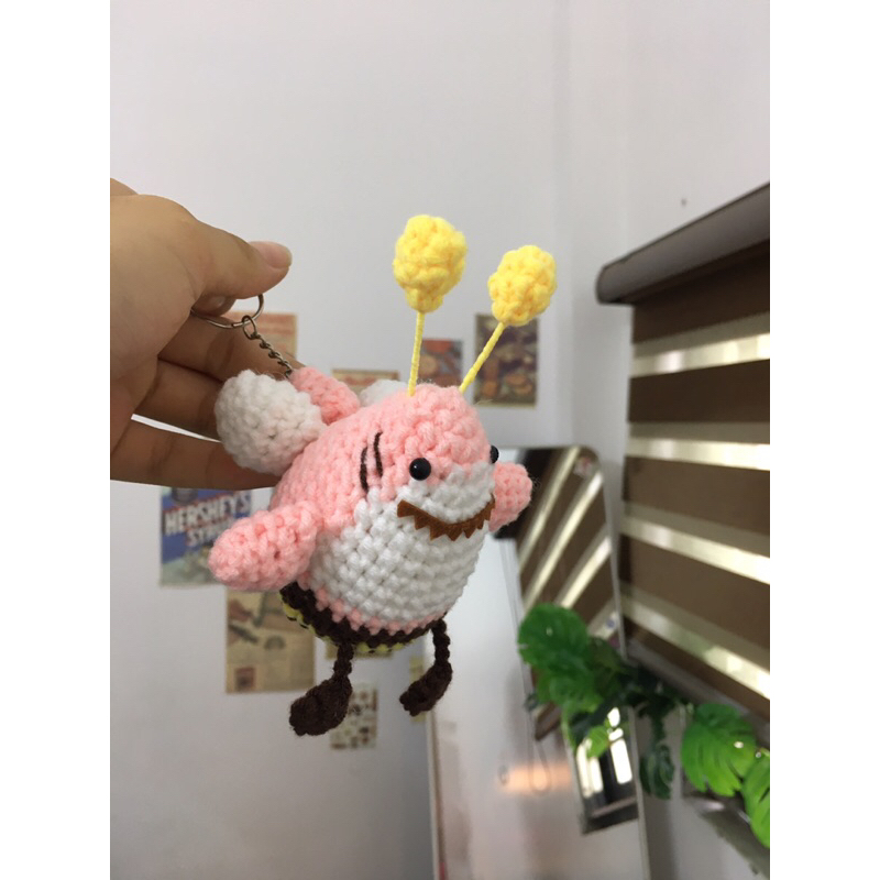 Móc khoá len handmade cá mập ong siêu cute, đáng yêu