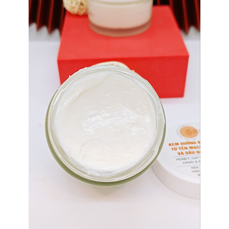 Kem dưỡng body và tay từ yến mạch, mật ong và dầu hạnh nhân.
