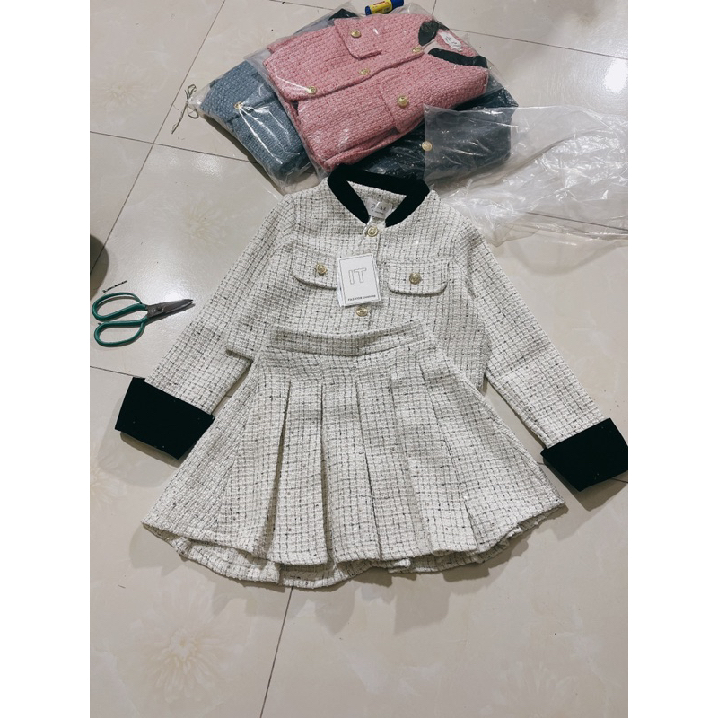 Set áo dạ tweed blazer cổ tàu croptop dài tay kèm chân váy tennis xếp ly ngắn. Set đồ nữ áo khoác dạ