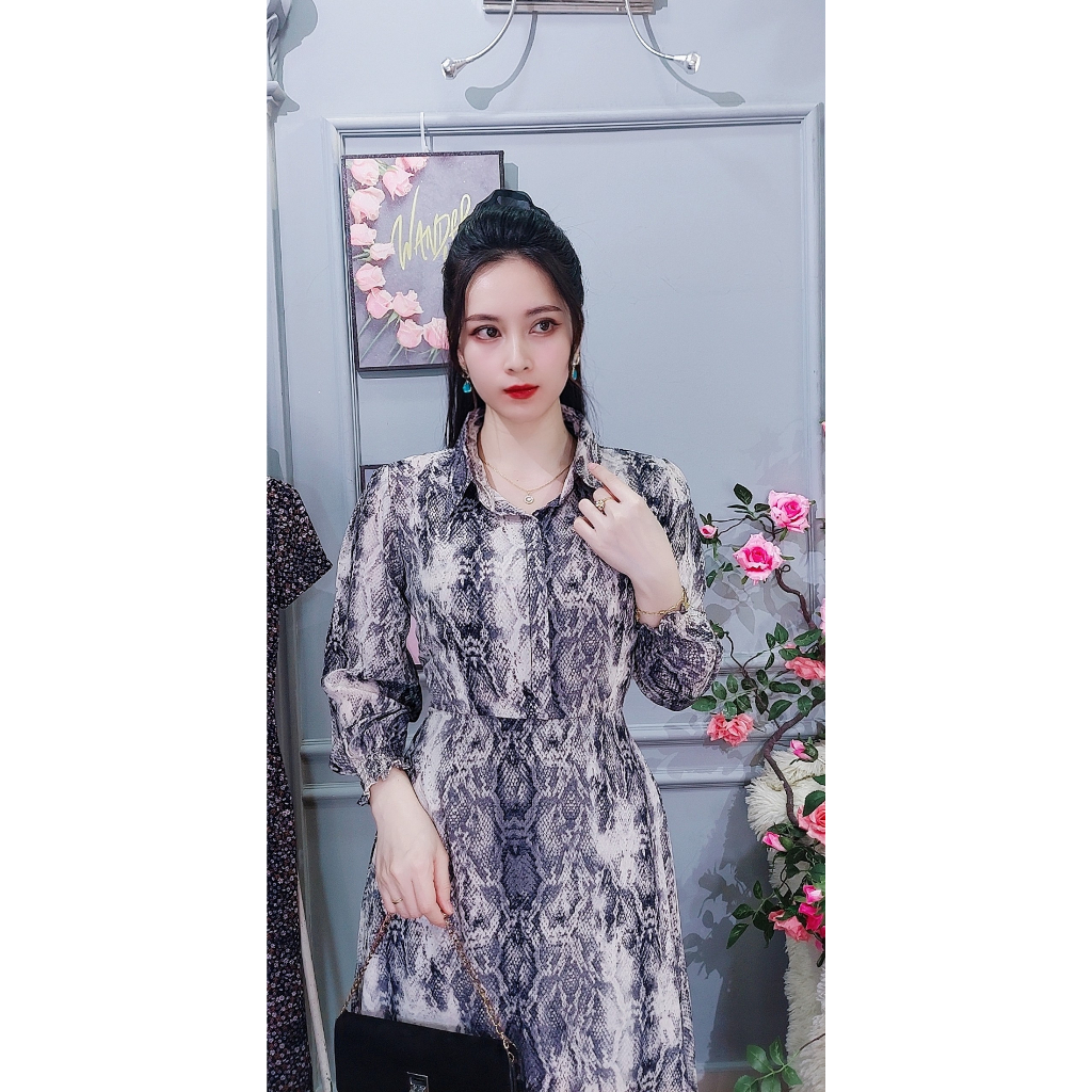 Đầm sơ mi maxi, tay dài bo chun DA1551. Chất liệu: Voan hàn họa tiết mềm mát. Màu: Xám trắng.