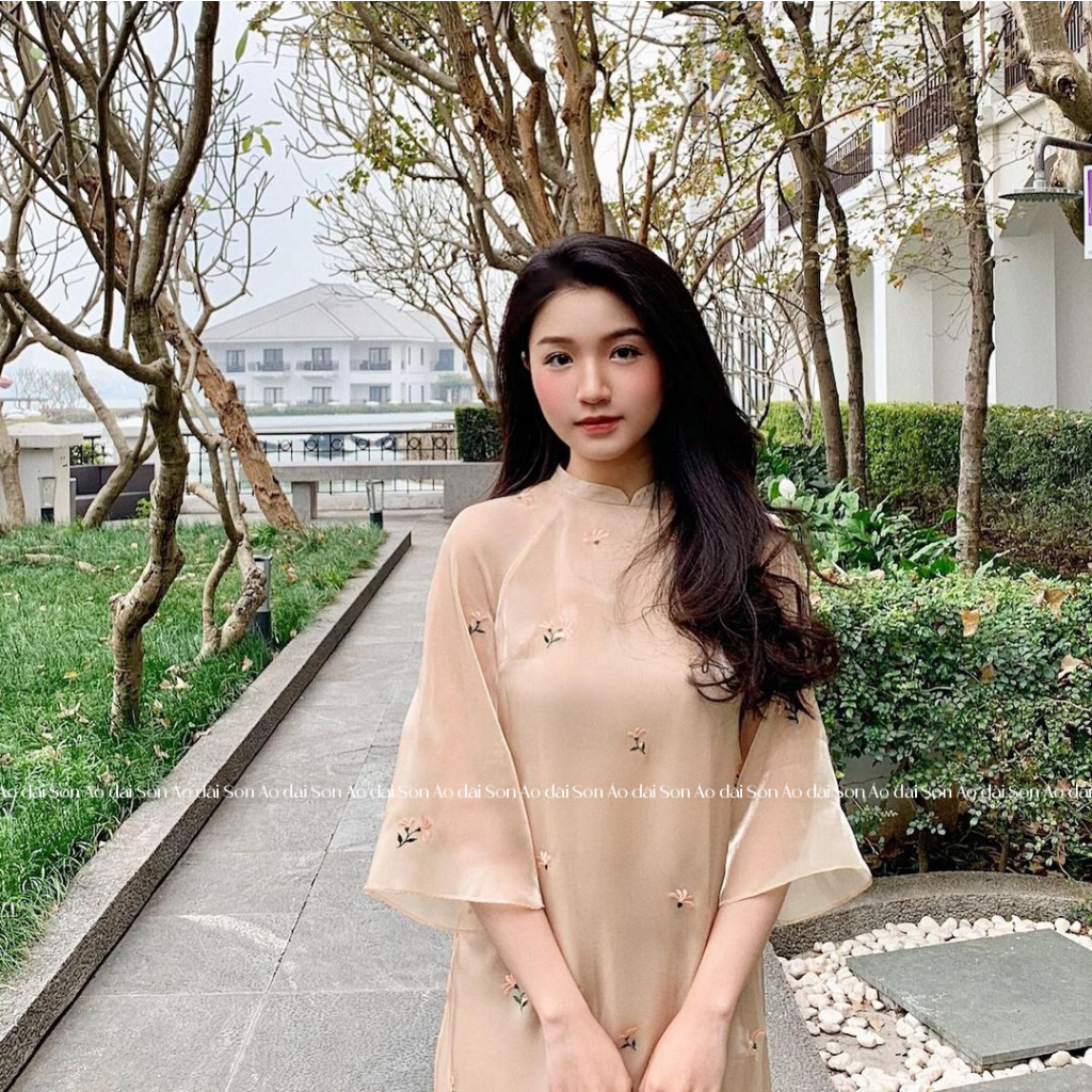 Áo dài thiết kế Son cách tân bốn tà vải lụa oganza thêu hoa màu be cao cấp Chi Son, chưa bao gồm quần