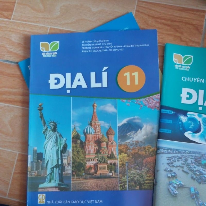 Địa lý 11 tặng kèm bao sách + nhãn dán