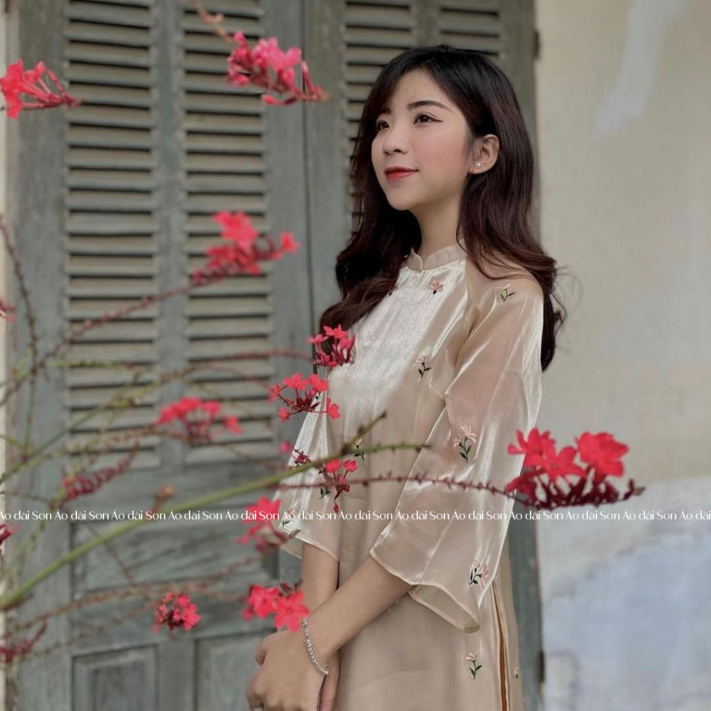 Áo dài thiết kế Son cách tân bốn tà vải lụa oganza thêu hoa màu be cao cấp Chi Son, chưa bao gồm quần