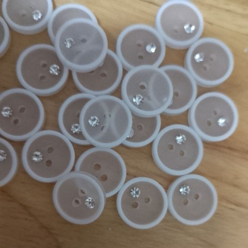 Nút sơ mi 2 lỗ đính kim cương