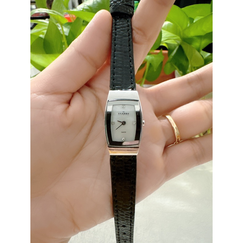 Đồng hồ nữ si nhật dáng tank hiệu Skagen