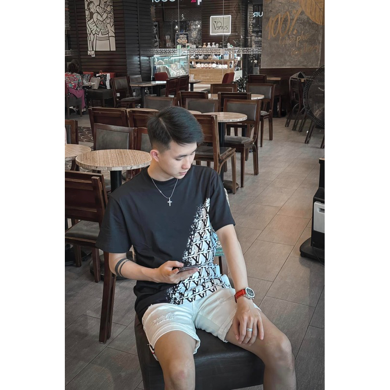 Áo Phông Nam Nữ LV Monogram Đen Trắng Phong Cách Trẻ Trung Áo Thun LV Mono Chéo Hottrend jolieshop