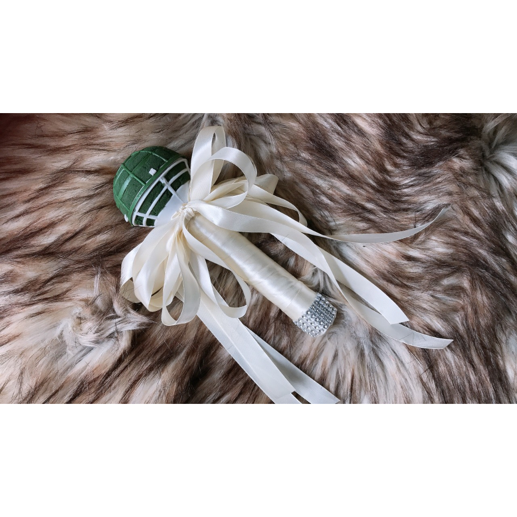 Tay cầm cắm hoa cưới cầm tay cô dâu  cho hoa thật và hoa giả