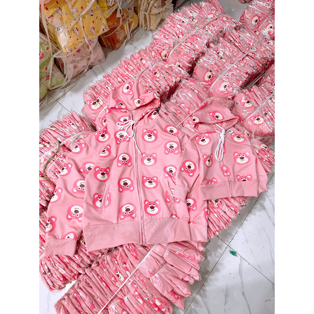 Áo khoác gấu dâu lotso hot trend 2023 cho bé gái và mẹ
