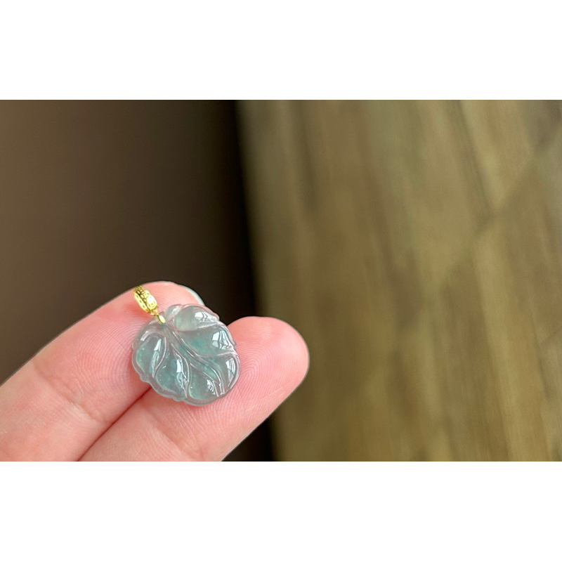 Mặt dây Jadeite Jade A hình chiếc lá nhỏ