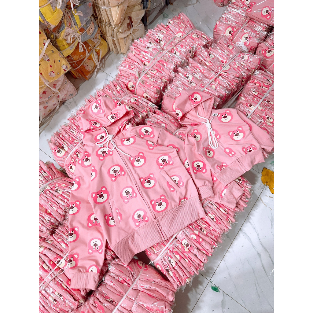 Áo khoác gấu dâu dễ thương cho mẹ và bé gái