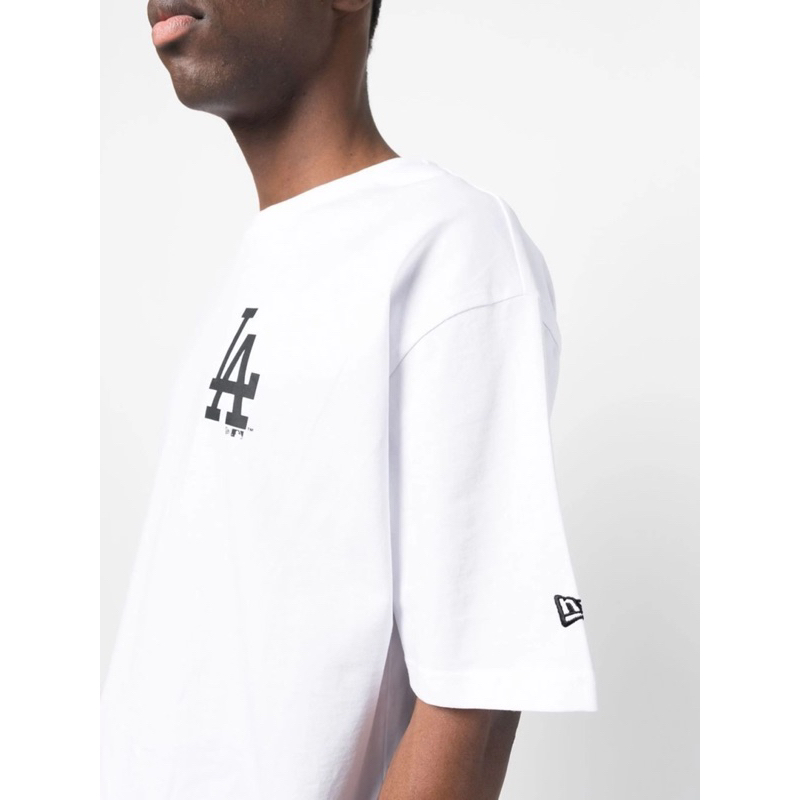 Tee Newera hoa Hồng chữ LA