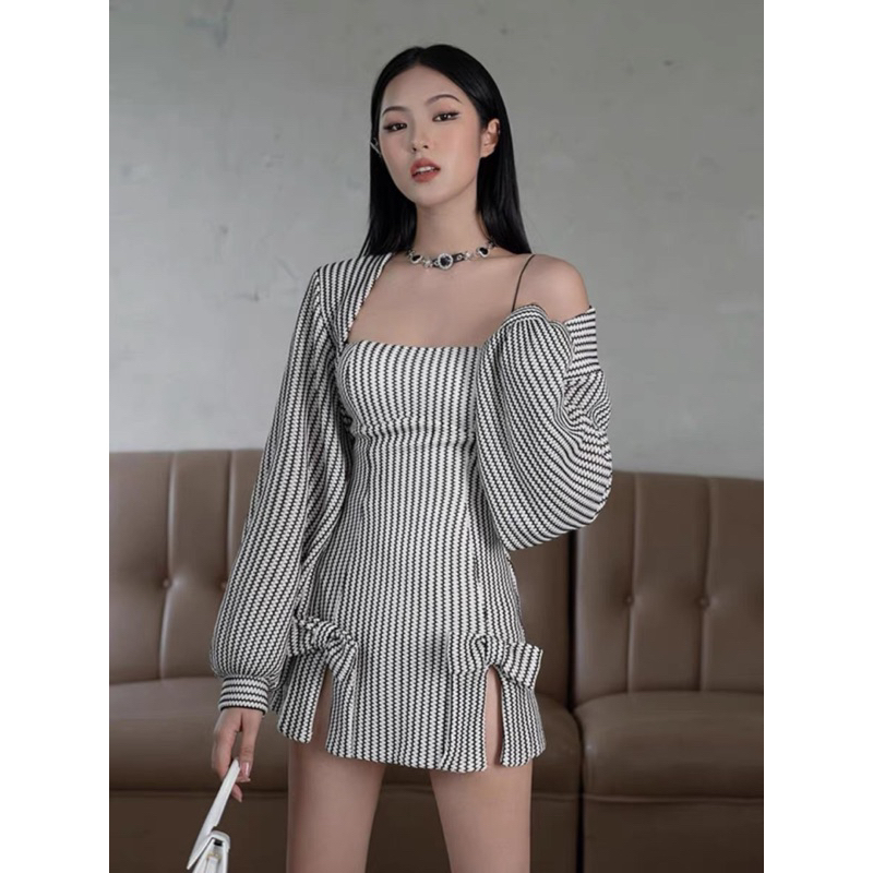 Set đầm ngắn hai dây mảnh cổ vuông dáng chữ A xẻ đùi đính nơ phối khoác ngoài tay dài bồng hoạ tiết sọc dọc thanh lịch