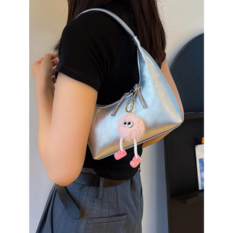 Túi xách màu bạc kẹp nách TUIXACHXINH2 có móc khoá thú bông đi kèm