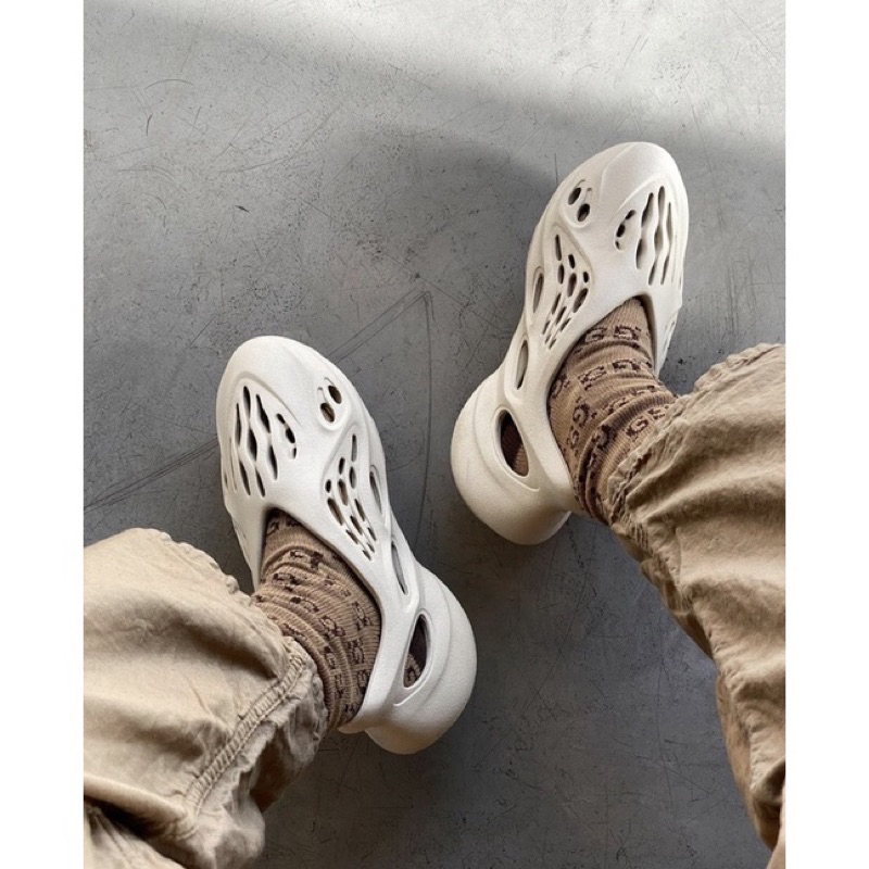 GIÀY YEEZY FOAM RUNNER ‘SAND’ Code: FY4567