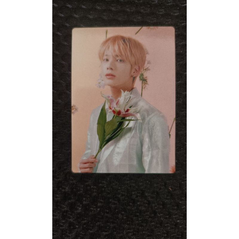 Thẻ ảnh photocard sweet mirage japan txt taehyun cầm hoa